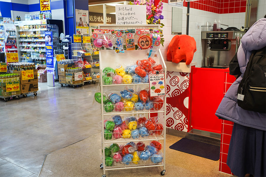 レジ横では「ドムドムハンバーガー」公式キャラクター「どむぞうくん」グッズが販売されている（3月5日撮影／Lmaga.jp編集部）