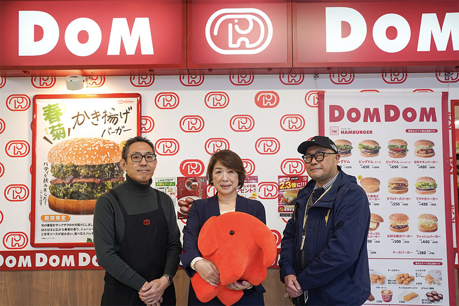 「ドムドムハンバーガー じゃんぼスクエア香芝店」（奈良県香芝市）開店に駆けつけた3人。写真左から、「ドムドムフードサービス」広報担当・青木信行さん、代表取締役社長・藤崎忍さん、「じゃんぼスクエア香芝」担当者・町田隆行さん（3月5日撮影／Lmaga.jp編集部）