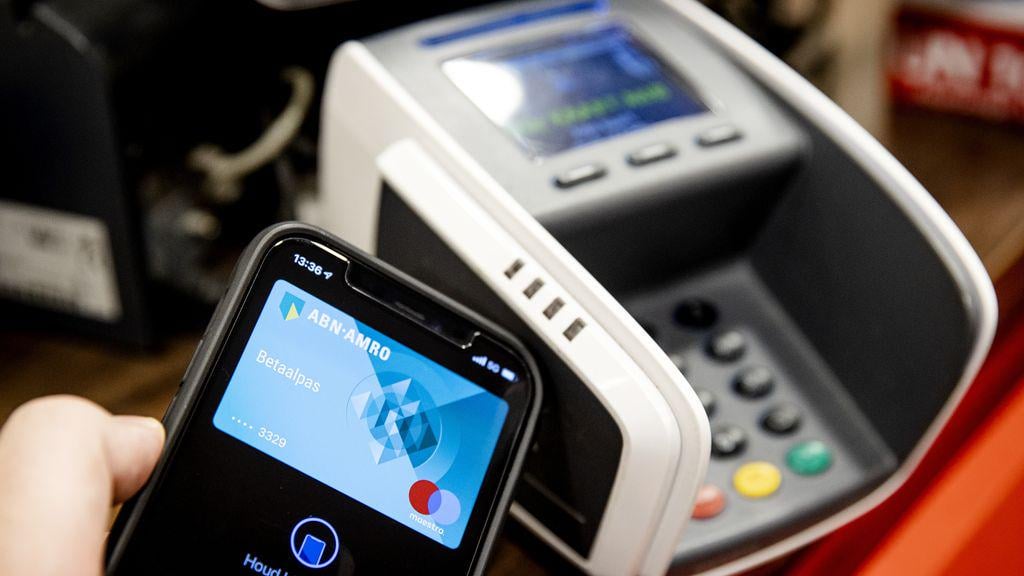 レジでは携帯電話が非接触型デビットカードを追い越す