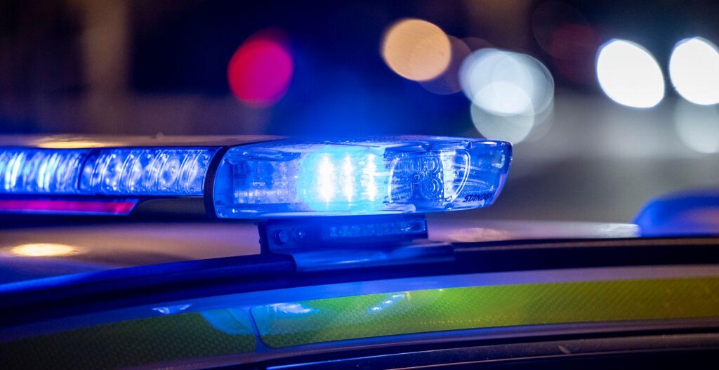 ストックホルムのハメネイ師記念碑 - 通りの向かい側で政権批判の祝典