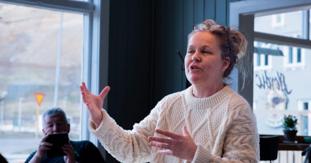 サーモン養殖がブームになる中、アイスランド人は存続の脅威を増大させる