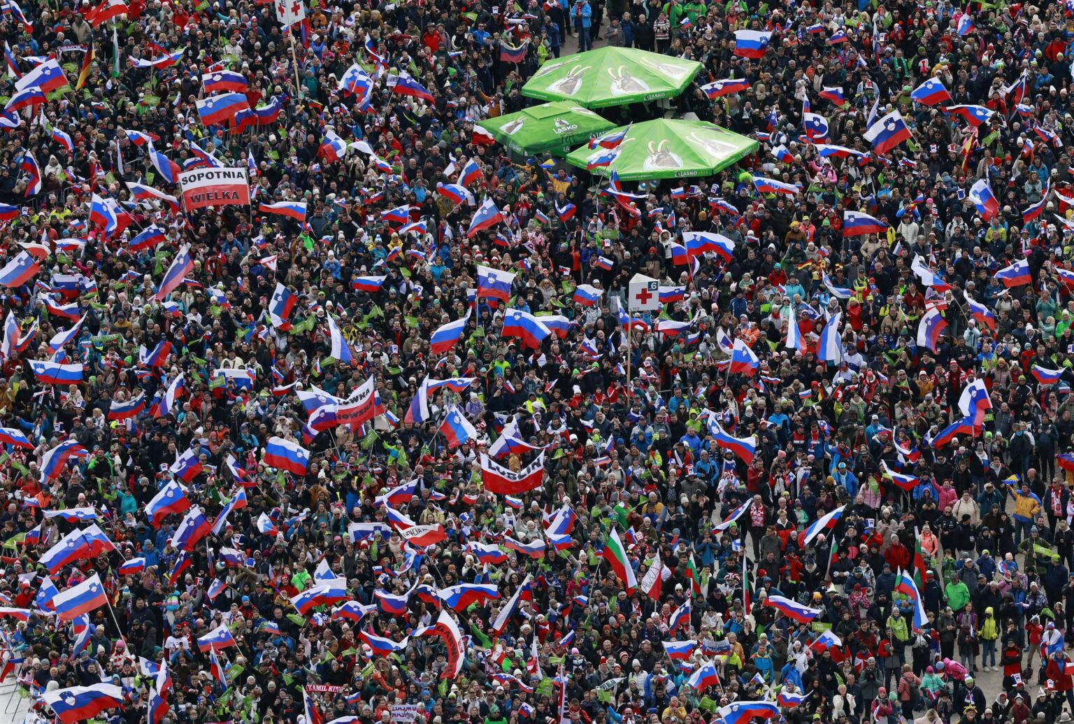 日曜日のパズル - 重複した人物を見つけます