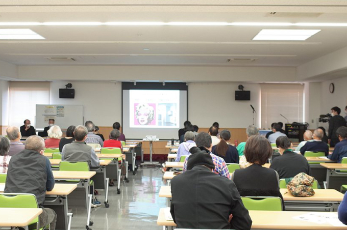 説明会の様子（レクチャー＆トーク「もっと知りたい！美術館における作品収集と鳥取県立美術館のコレクションについて」）