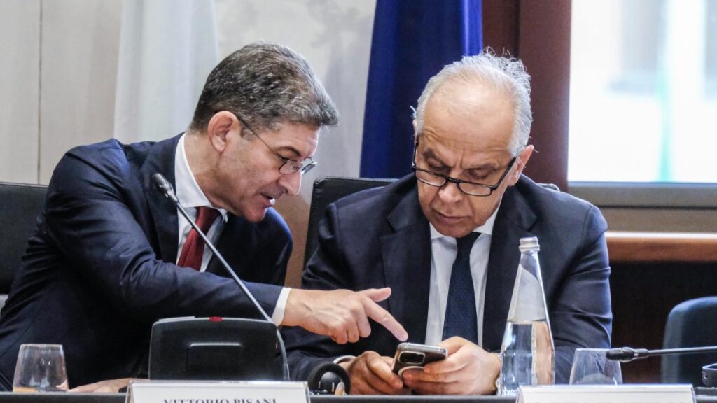 イラリア・サリスを調べましたが、警察署では誰もその名前に気づきませんでした