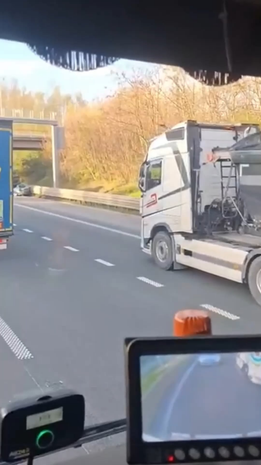 チェーン衝突 🚚🚗🚗🚗🚗