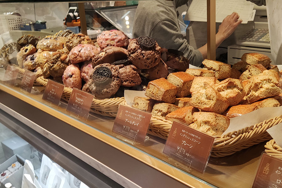 （写真手前）「イングリッシュスコーン」各種（写真奥）「ハワイアンスコーン」各種（3月1日／Lmaga.jp撮影）