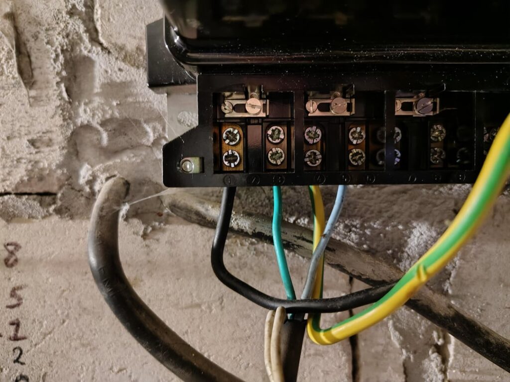 おそらく誰かが電気設備を理解していますか？