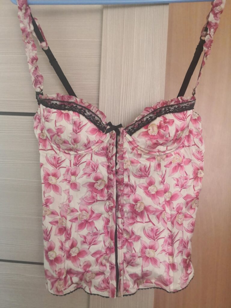 地元のリサイクルショップで見つけたアーカイブ D&G シルク コルセット。品質とプリントは2000年代初頭の作品としては信じられないほどです。コミュニティ内に他にヴィンテージ コレクターはいますか?