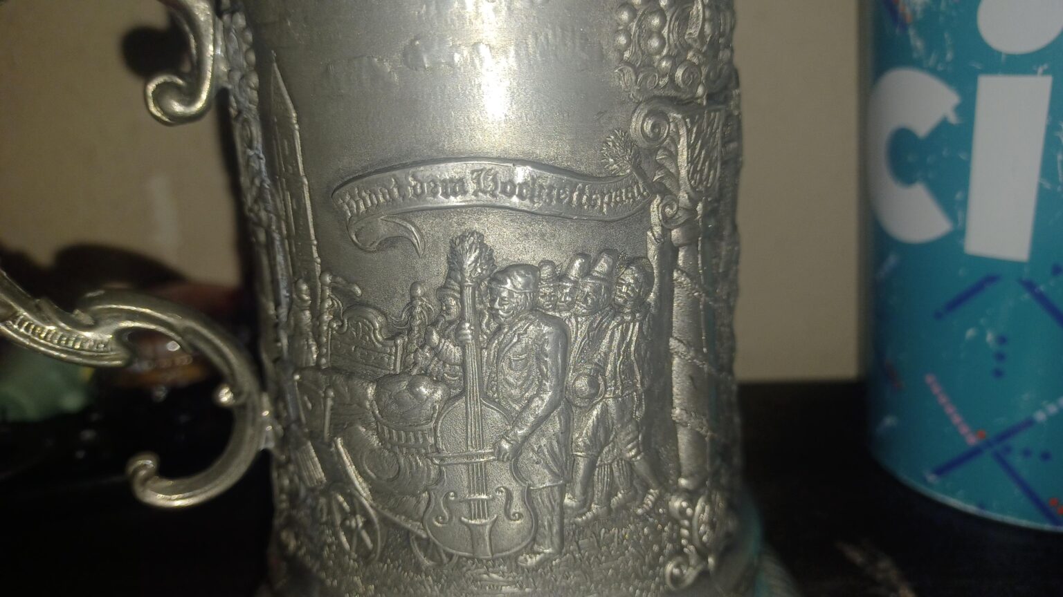 このドイツのビールジョッキは何と言っているでしょうか？