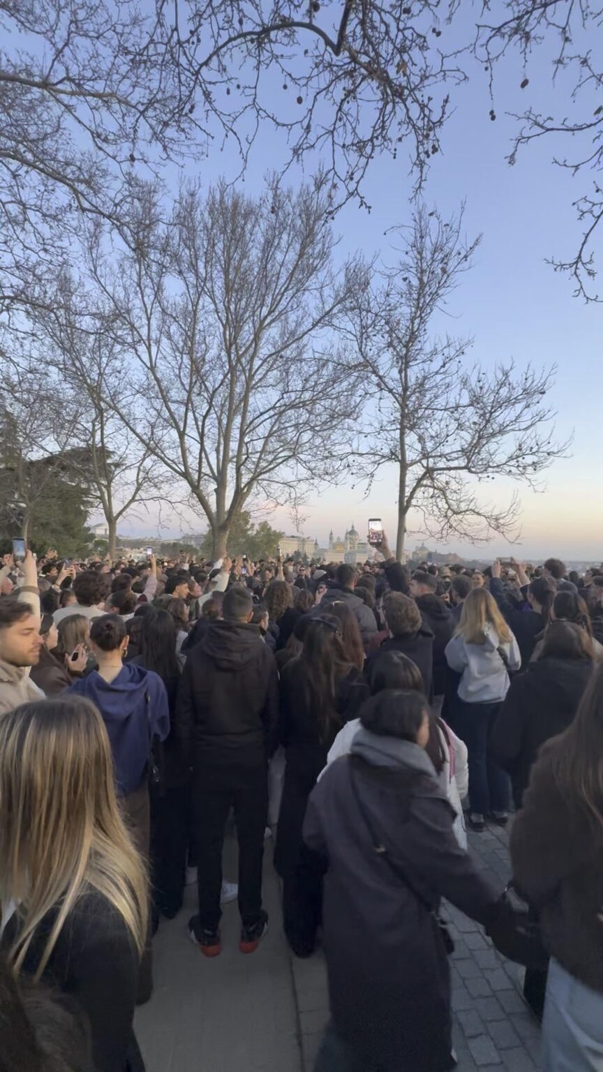 この曲の名前は何ですか? マドリッドの公園で誰かがこの曲を演奏していました、そして誰もがその歌い方を知っていました