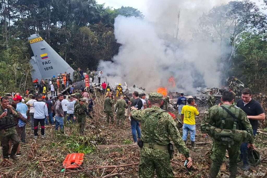 コロンビアで軍輸送機墜落、６６人死亡 離陸直後、多数の負傷者も