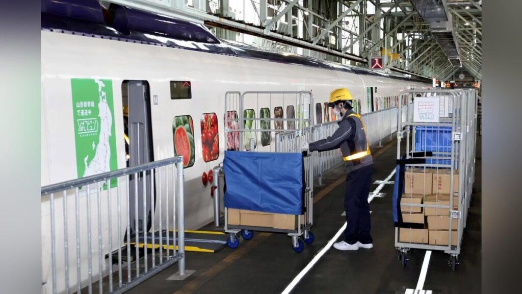 座席を全て取り払った国内初「全車両が荷物専用」新幹線が運行開始…食品から医療品・電子部品まで、トラックより５時間短縮