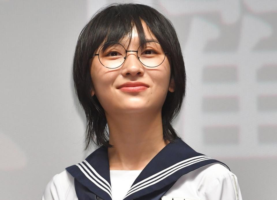 メガネも外し、セーラー服も…新しい学校のリーダーズ・ＳＵＺＵＫＡ、イメージ激変ショットを公開 - デイリースポーツ