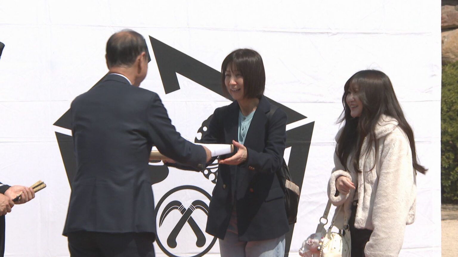 53年ぶり！岡山城天守の来場者数が更新　43万9885人目の来場者に記念品 | KSBニュース | KSB瀬戸内海放送