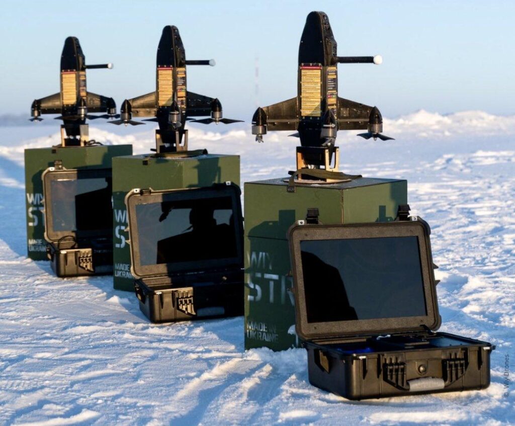 ウクライナは、WIY DronesがドイツのQuantum Systemsと協力して開発した、アップグレードされたSTRILA 2迎撃無人機で防空を強化している。このシステムには、ドローンをほぼ垂直に発射するロケットブースターが導入されており、数秒以内に高度数キロメートルに到達します。 ウクライナは、WIY DronesがドイツのQuantum Systemsと協力して開発した、アップグレードされたSTRILA 2迎撃無人機で防空を強化している。このシステムには、ドローンをほぼ垂直に発射するロケットブースターが導入されており、数秒以内に高度数キロメートルに到達します。