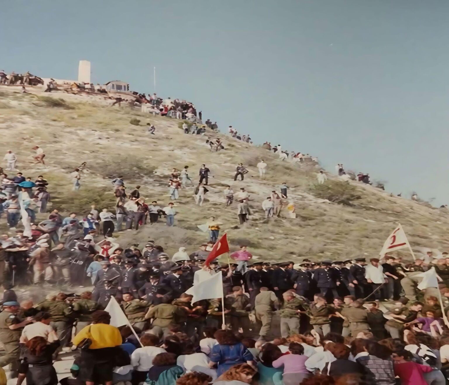 1989 年 3 月 19 日のこの日、リビアとアクナで反占領デモが行われ、女性たちが戻ってきました。