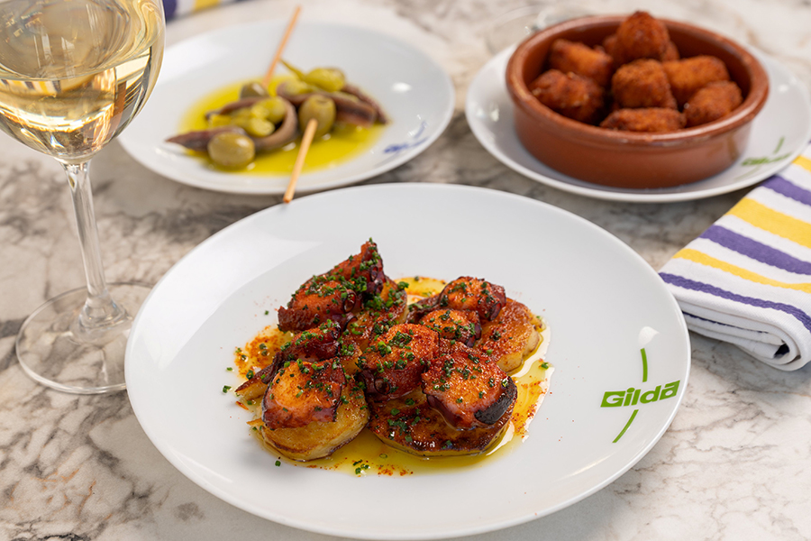 『フランスフェア2026』に登場する「ギルダ」のギルダセット（ガリエガ風のタコ、アンチョビオリーブ、ジャンボネット、ハムコロッケ1人前1650円）は9階 催場にて