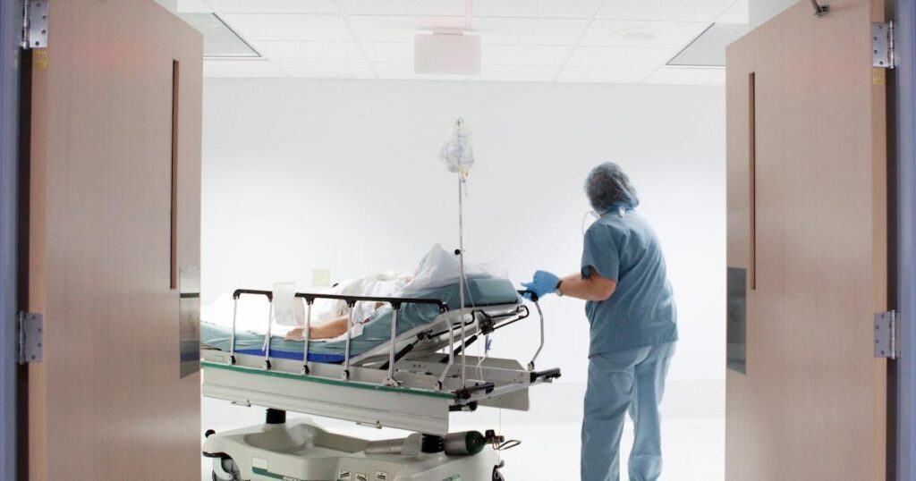 看護学生は補償を要求するが、政府は互いに非難し合う。誰が支払うべきなのか？