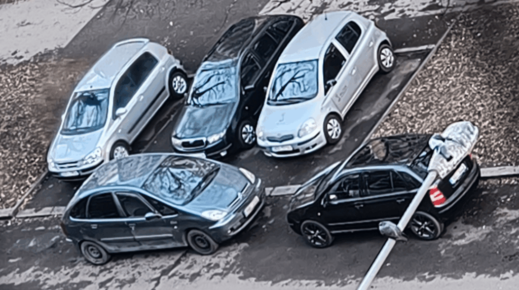 このような状況で、チェコ共和国では、朝の4時半にこのように駐車されている車がいる場合、どうされますか？