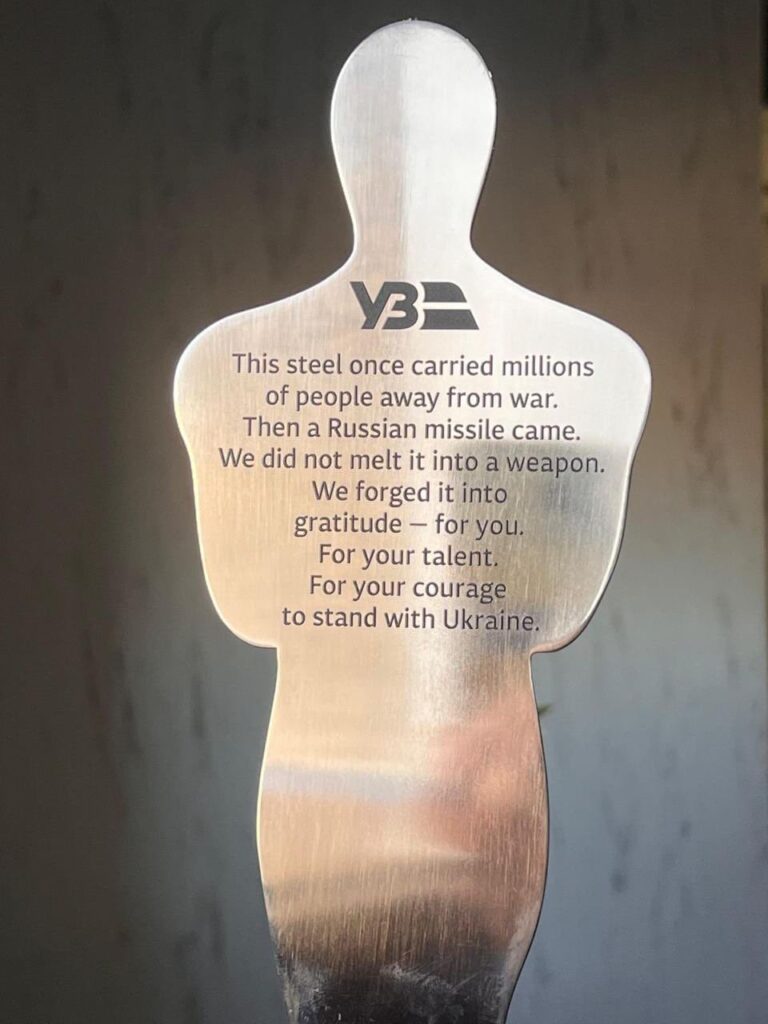 前の記事への写真: ウクライナ鉄道のCEOは、すべてのウクライナ人を代表してショーン・ペンに「鉄のオスカー」を授与した。この賞はロシアによって損傷された鉄道車両から授与された。