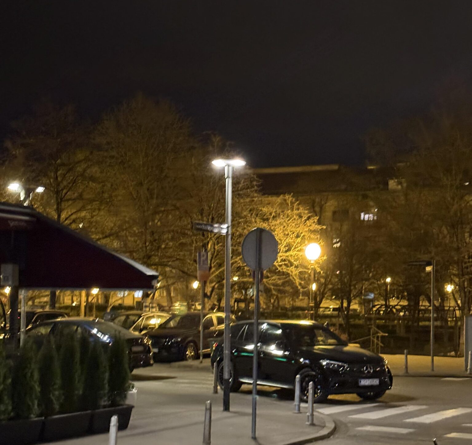 念のため、横断歩道を 2 つ越えて駐車します。1 つでは多すぎます