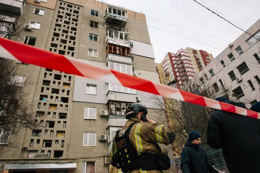 2日、ロシアのドローン攻撃を受けたウクライナ北東部ハルキウの集合住宅/Pavlo Pakhomenko/NurPhoto/Getty Images