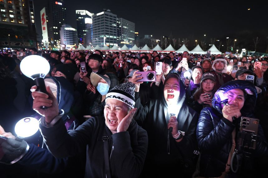 BTSの復帰公演に歓声をあげるファンのひとたち＝21日、韓国・ソウル/Chung Sung-Jun/Getty Images