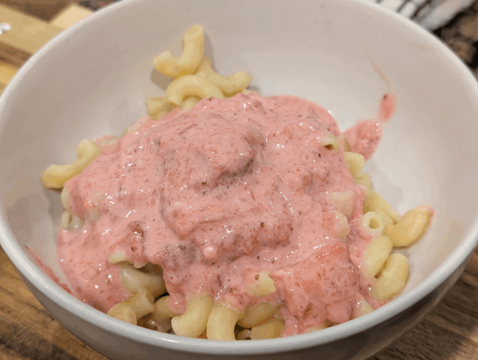 イチゴとクリームのマカロン。