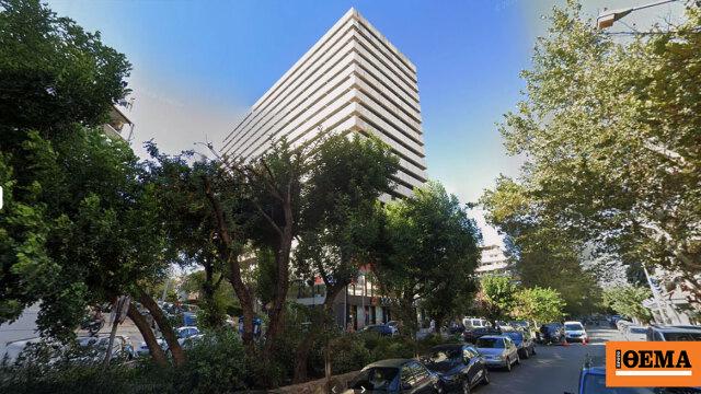 アテネ市は苦情を受けて、アンペロキピの建物の16階から31羽の鶏、10羽の鳥、10頭のヤギの撤去を開始した。