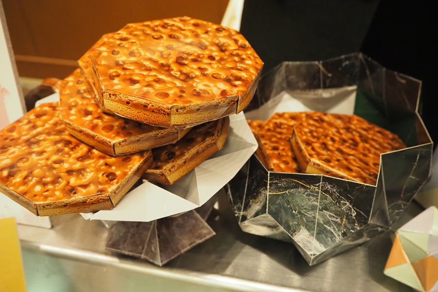 「オリガミ」の包装紙は折り紙として楽しめるデザインになっている