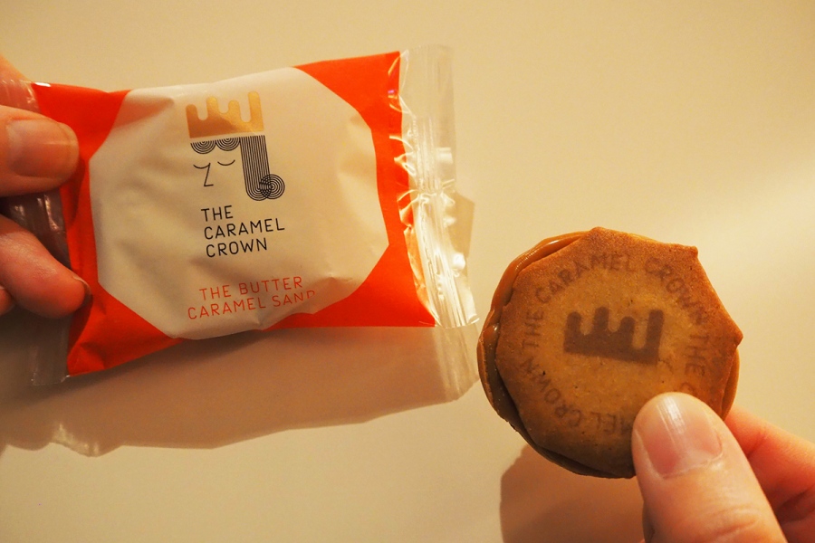 「ザ・キャラメル クラウン」の代表作「THE バターキャラメルサンド」（5個・5個入1188円〜）はバターを増量し、ねっちり感がアップ