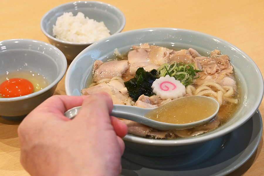 見た目はラーメンのうどん…？尼崎で誕生した一杯に「脳がバグる」と平日朝から満席に | Lmaga.jp