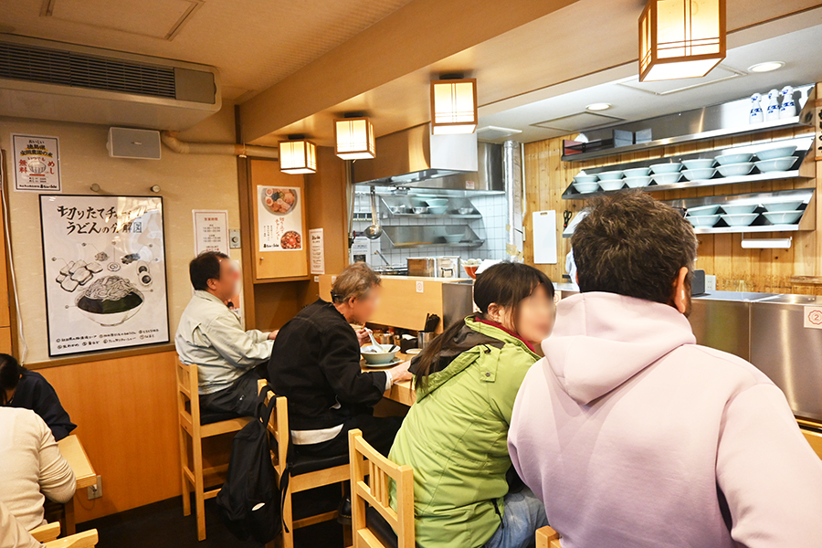 「春ちゃんうどん」平日朝の様子。開店ほどなく満席というスタートダッシュも、平日夜営業が狙い目