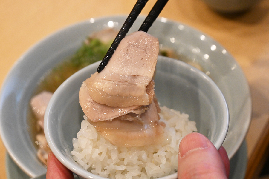 チャーシューを白ご飯の上にトントンとバウンドさせてかっこみたい