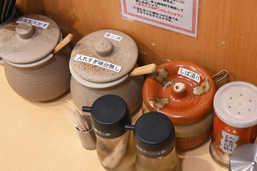 味変にはヤンニョンダレに漬け込んだ煮干し「辛ニボ」とラーメンコショウも。他に、煮干し酢、ハラペーニョ酢、「うどん工房 悠々」の天かすなど