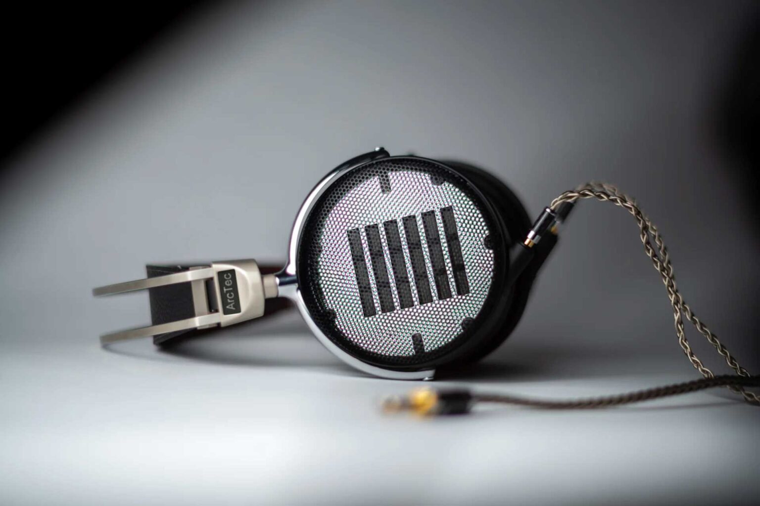 ドイツ発、導体に純銀使った平面駆動型ヘッドフォン「AB 92」 - AV Watch