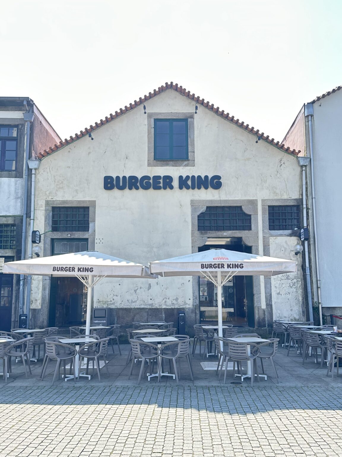 ポルトガルの古い倉庫内にある真新しいバーガーキング