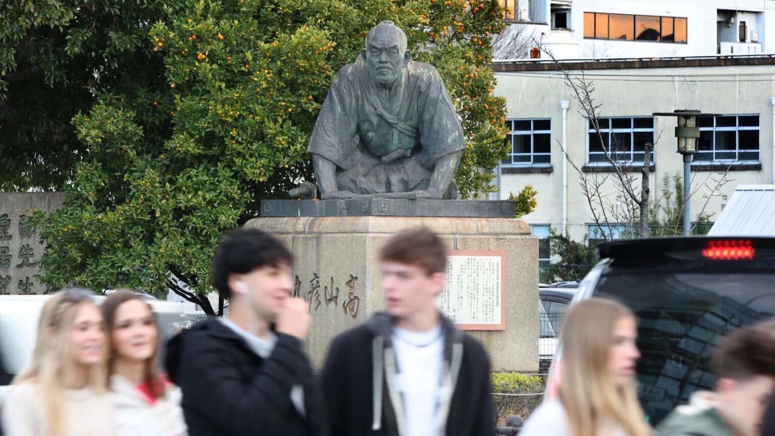 吉村昭 『彦九郎山河』 京都・三条大橋で伏し拝む銅像の実像 - 日本経済新聞