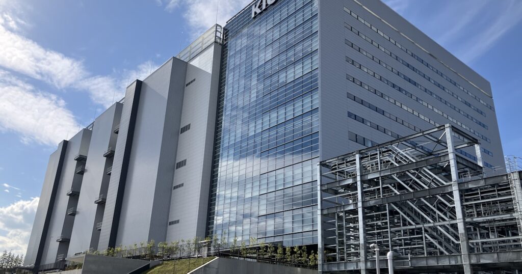 キオクシアの株価が一時6.4%安 台湾企業に出資も「効果見たい」 - 日本経済新聞