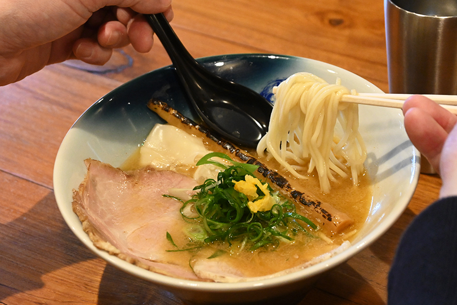 電撃閉店から5年…京都の行列店が大阪で復活、カニのラーメンが“1000円ぽっきり”で | Lmaga.jp