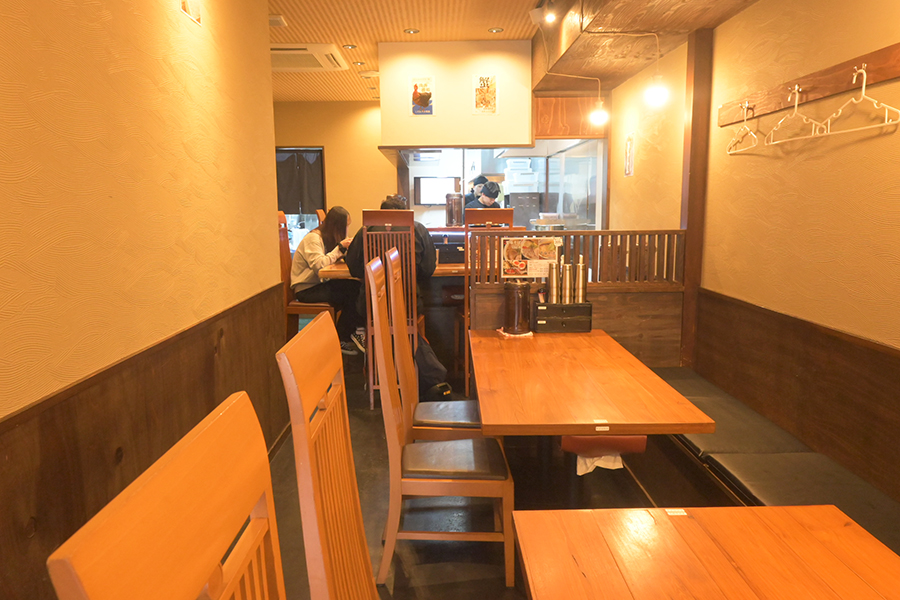 京都の千本通にあった頃から何倍も広くなった「麺屋 裕」店内。店奥の厨房もゆったり（Lmaga.jp撮影）