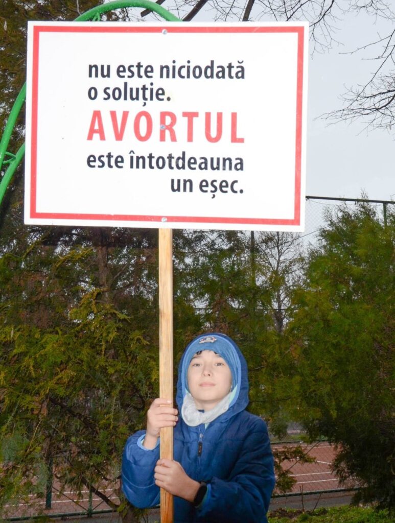 これらの画像の中の子供たちは、「妊娠」や「中絶」が何を意味するのか知っていますか?