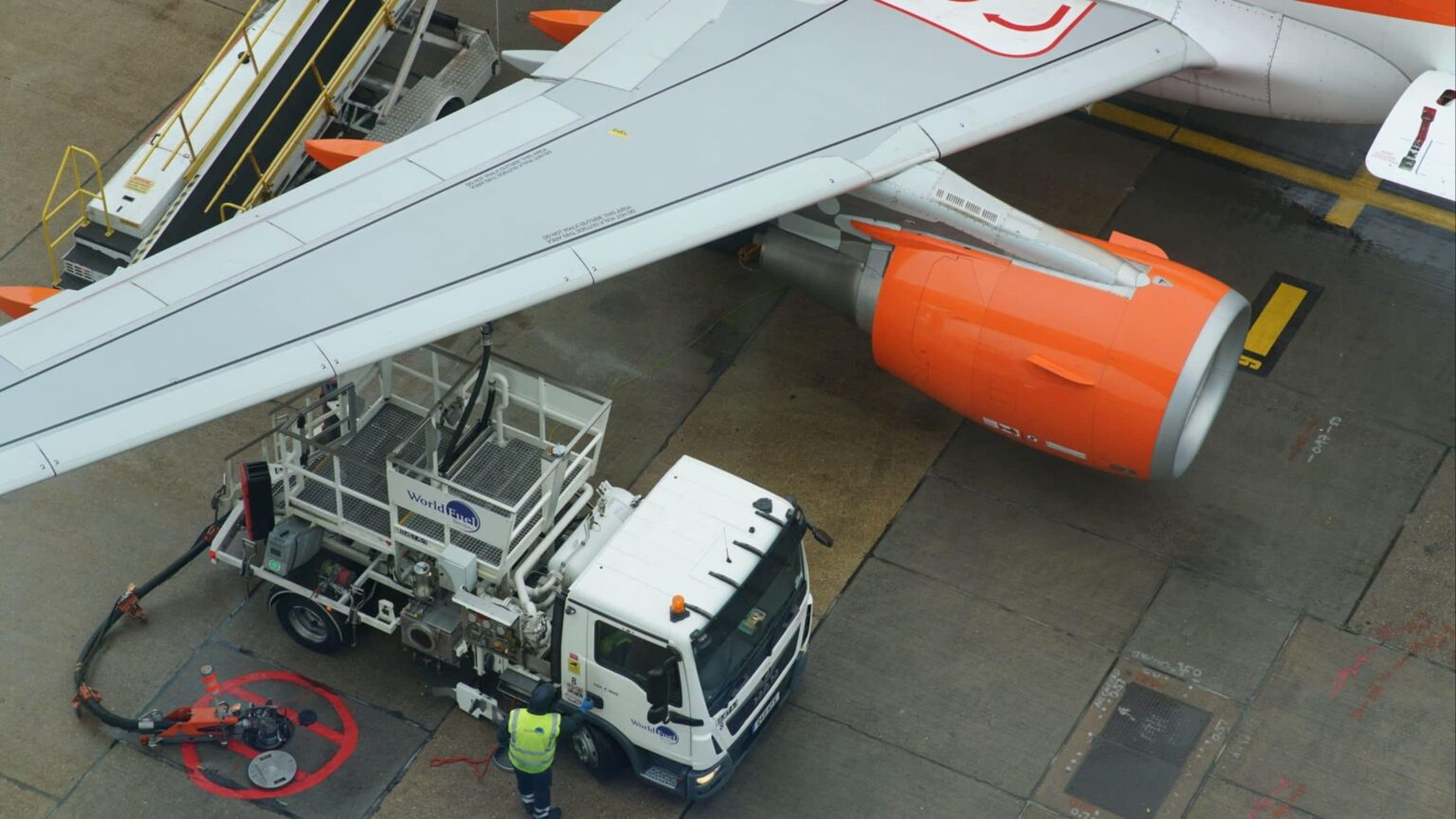 英国、今週中東から最後のジェット燃料タンカーを受け取る