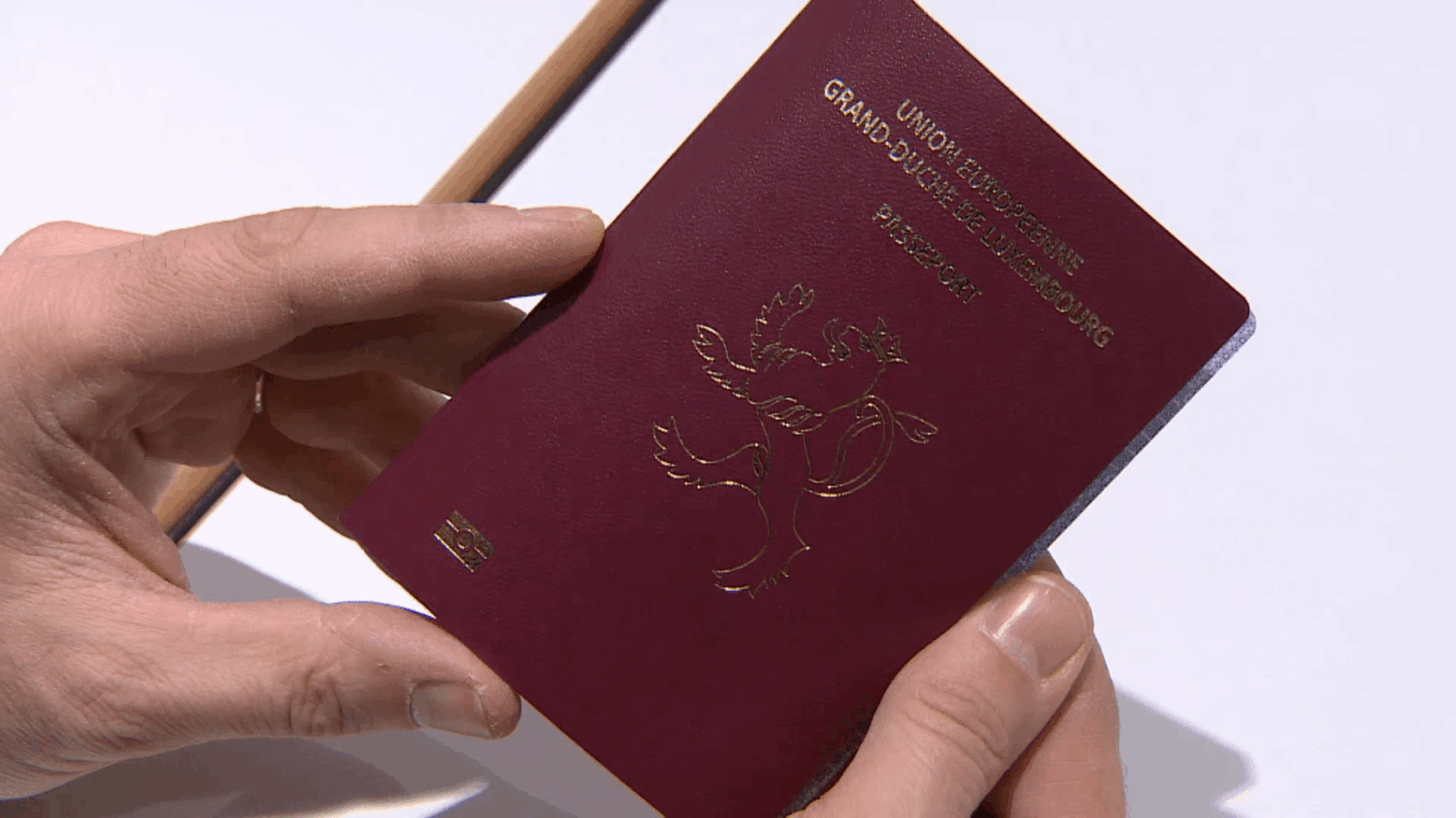 言語試験なし、居住権なし：遠い先祖を持つアメリカ人がルクセンブルクのパスポートを取得することに疑問が生じる