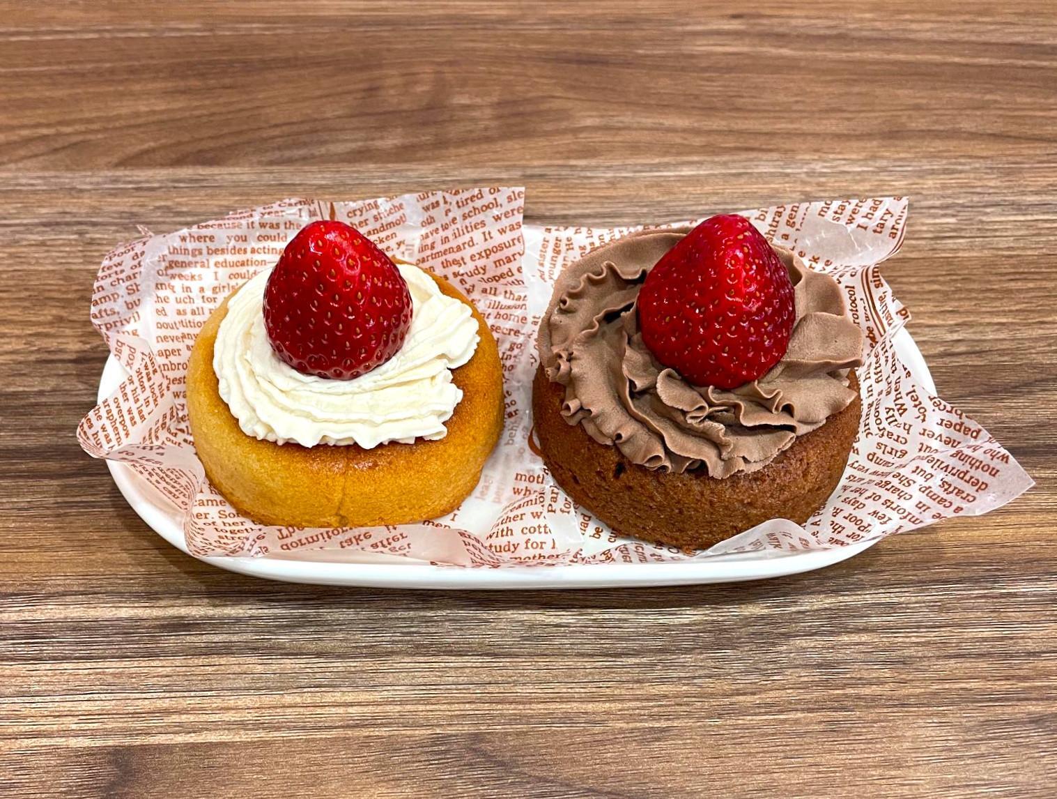 ドーナツは中がしっとり。この感じたまりません。ギュッとつまっている感じでおなかも膨れます。可愛いサイズなのに。ご飯代わりになる？ストロベリーショートケーキ（左）とストロベリーチョコレートケーキ（右）（撮影：ゴルビーおじさん）