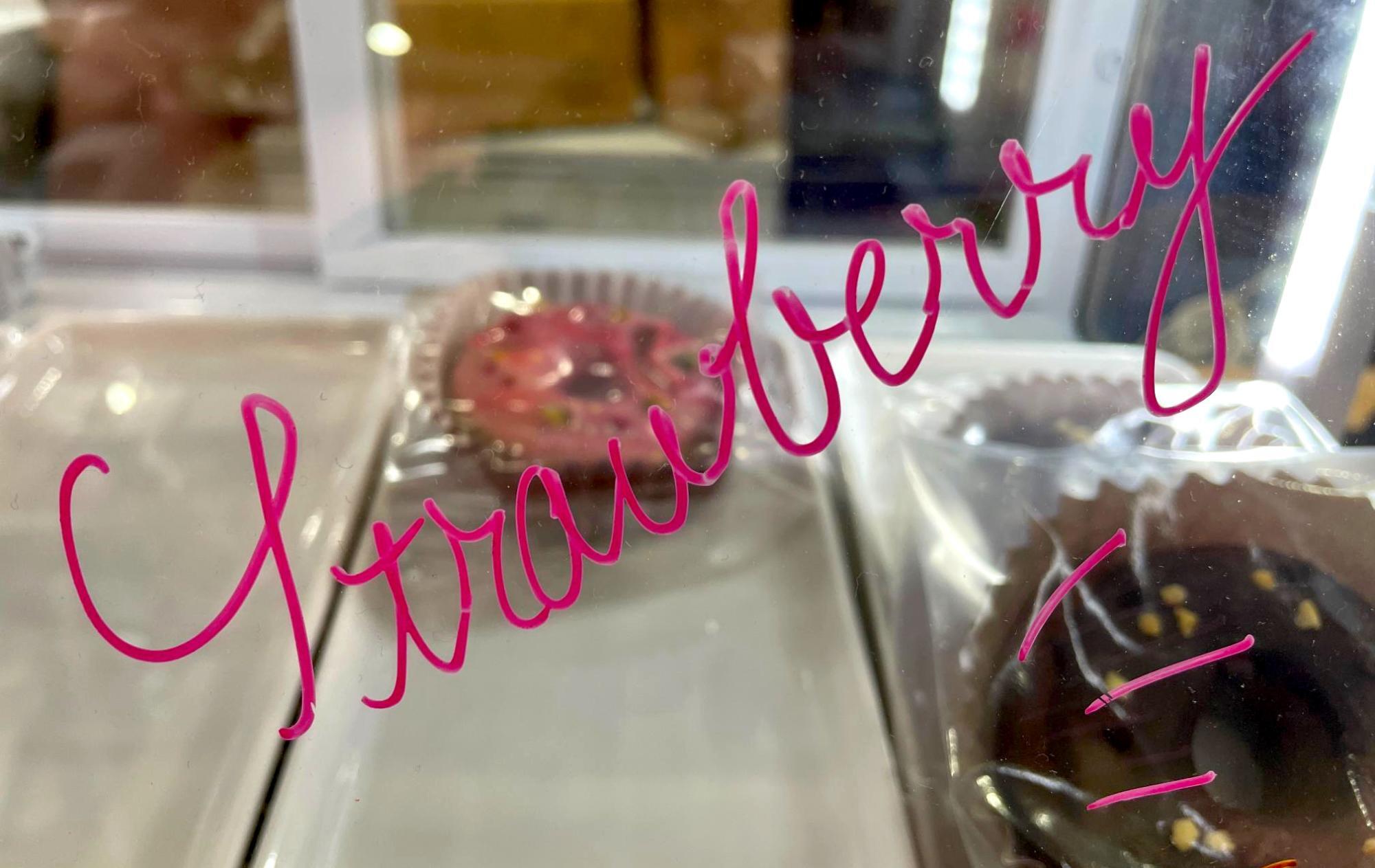 冷蔵ケースの文字もスタッフの手書きです。抜群のセンスですね。（撮影：ゴルビーおじさん）