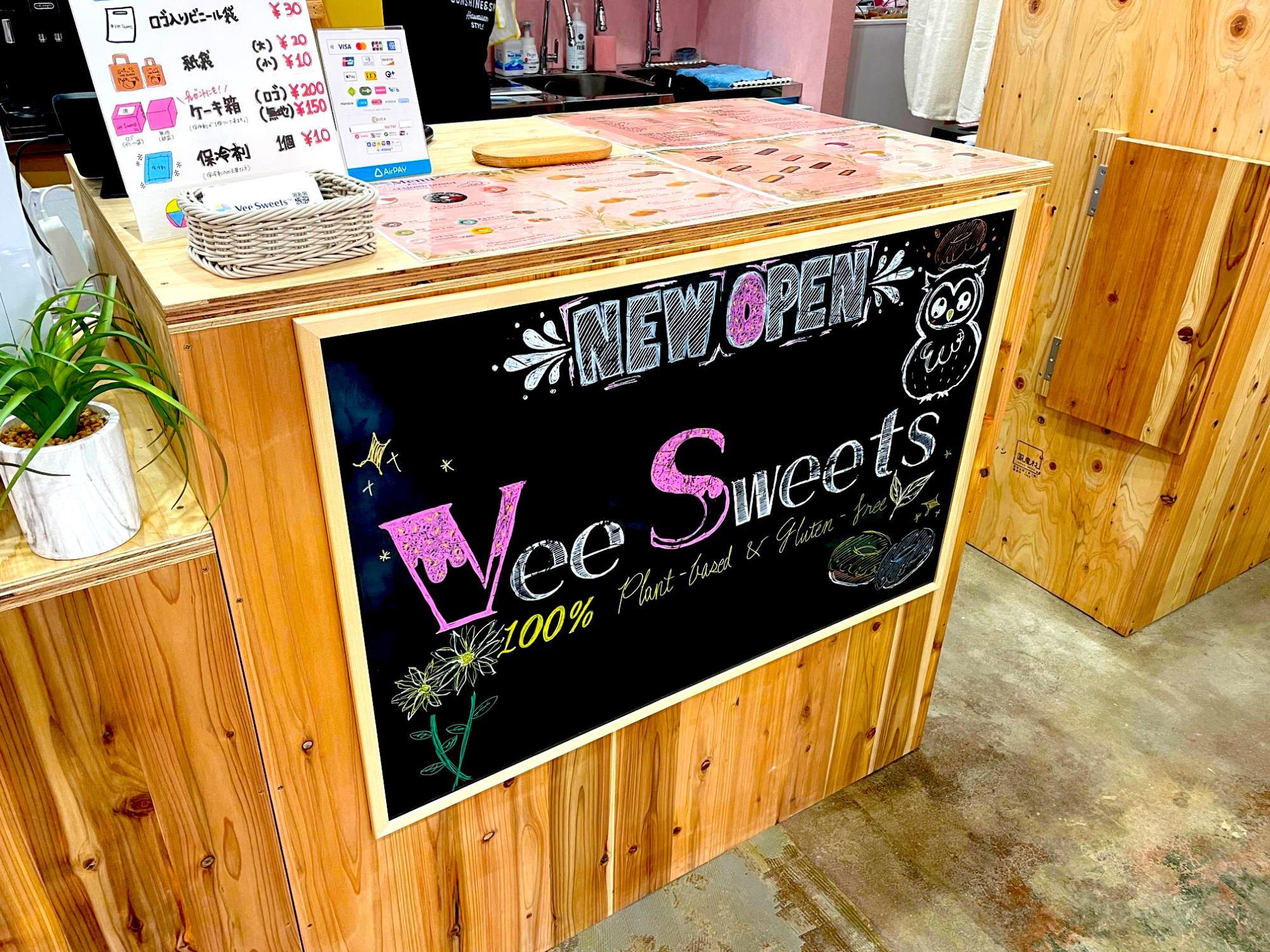 レジカウンターの看板はイラストやセンスの良い文字が得意なスタッフによる作品。素晴らしい！（撮影：ゴルビーおじさん）