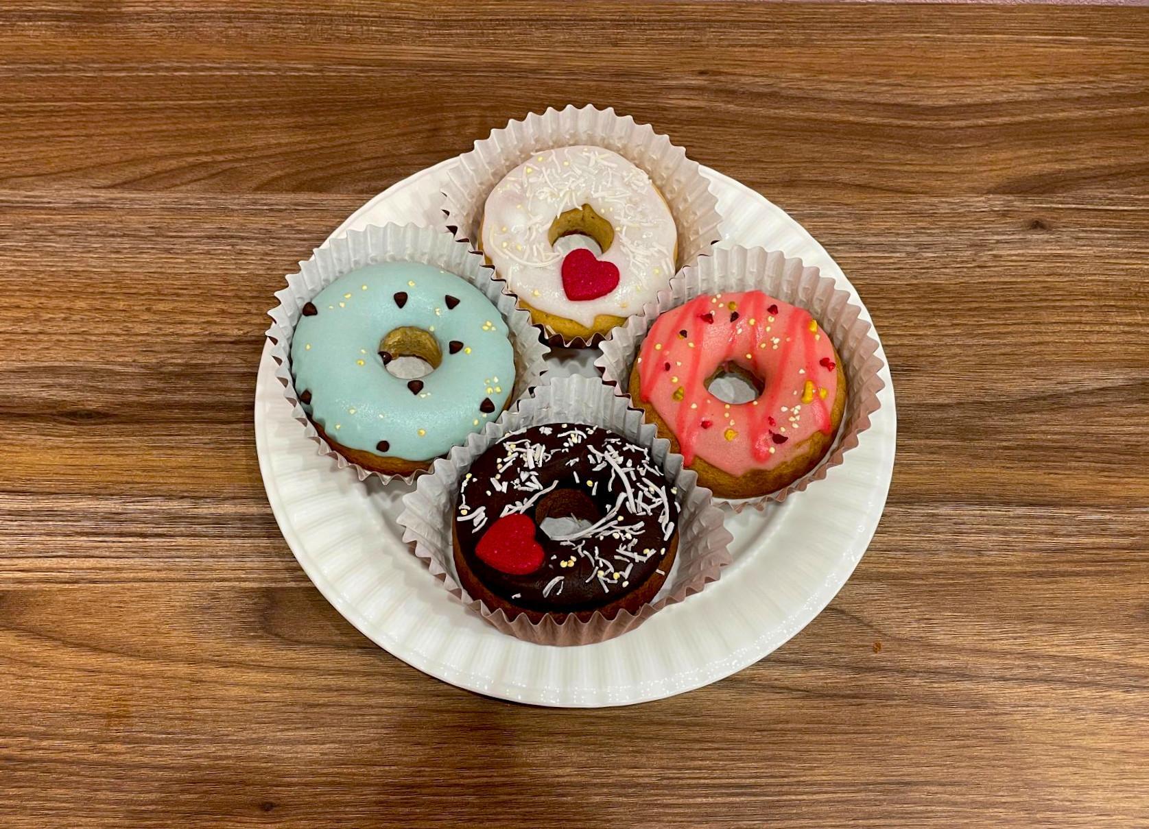 イチゴは大人気（右）他にミント（左）も良く出るそうです。少しドーナツ生地が重めなんで すっきりしたミントがちょうど合うとか。（撮影：ゴルビーおじさん）