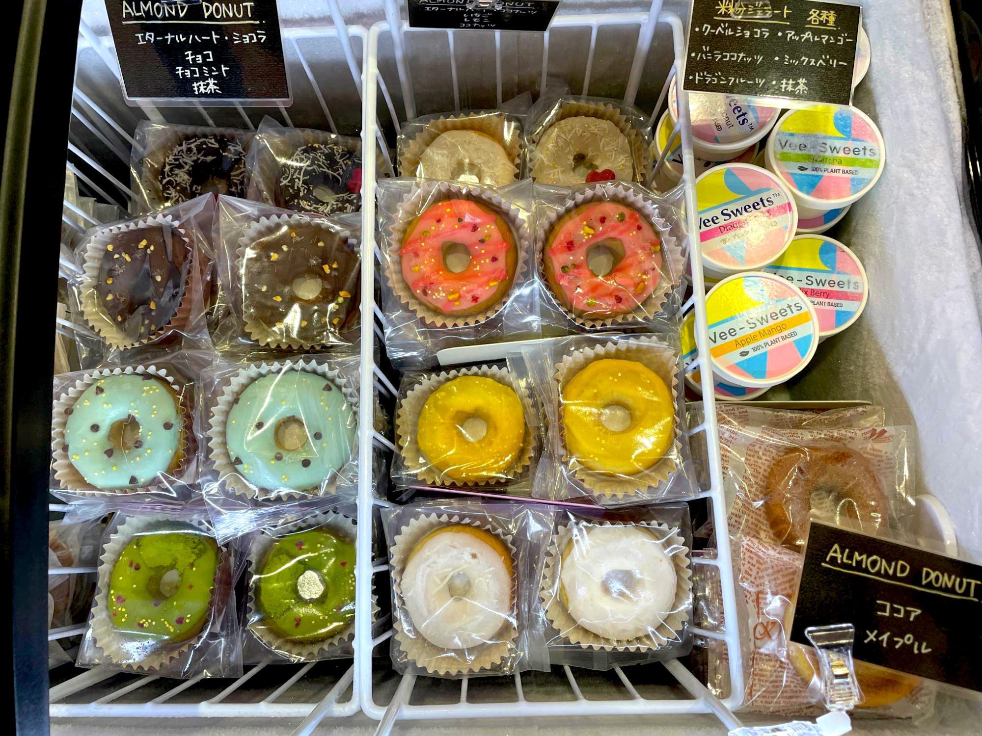 冷凍ボックスの各種ドーナツ。色とりどりで可愛いフォルム。ジェラート（一番右）も。（撮影：ゴルビーおじさん）