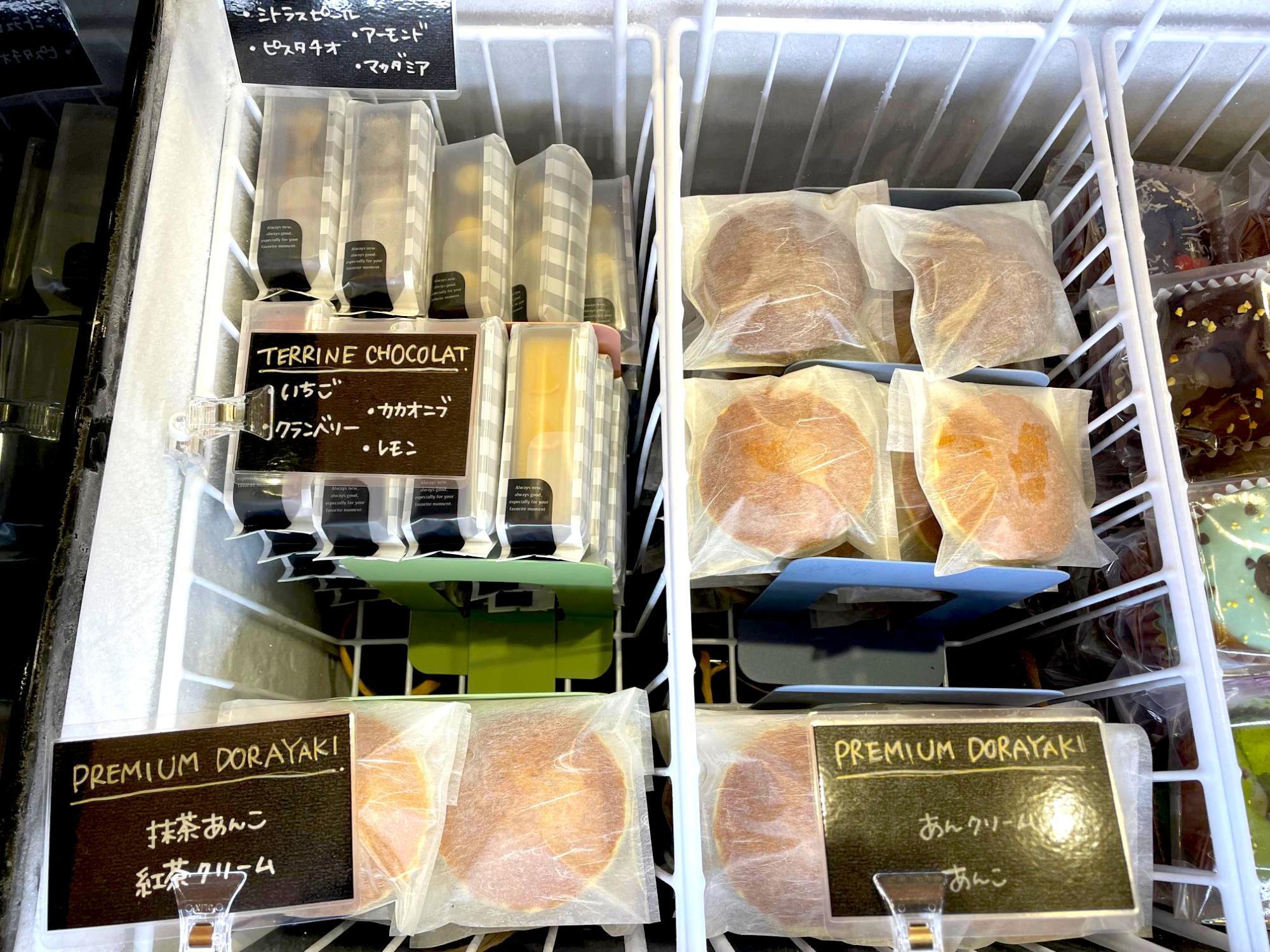 冷凍ボックスのどら焼きやテリーヌ。どら焼きの食感は解凍したその日が食べごろです。（撮影：ゴルビーおじさん）